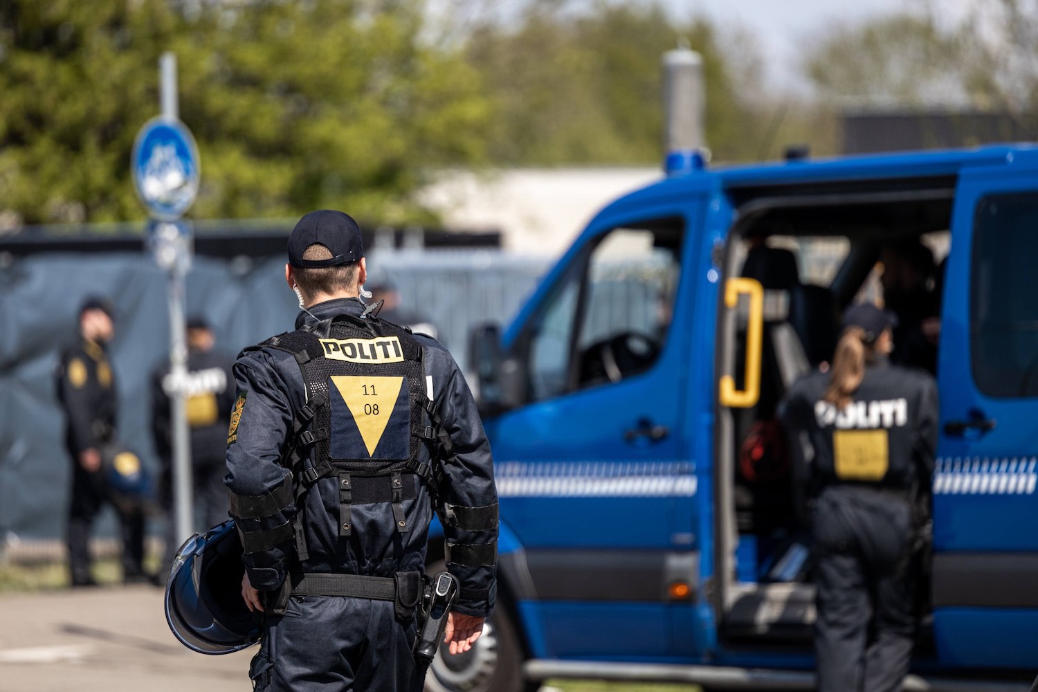 Uniformerede betjente ved siden af salatfad